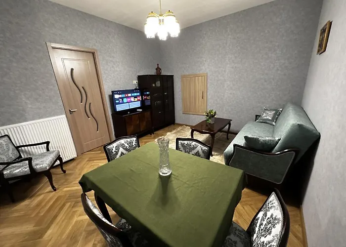 Queen\'S Fountain Apartments