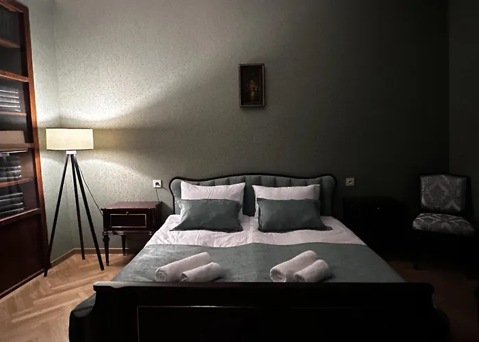 Queen\'S Fountain Apartments